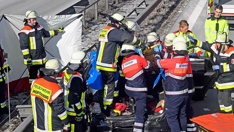 Zwei Personen wurden bei dem Unfall auf der A8 schwer verletzt. Etliche Gaffer auf der Gegenfahrbahn machten sogar Fotos vom Unfallort.