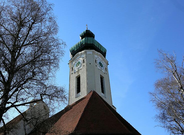 Der Turm der Pfarrkirche am Fellererplatz in Solln.