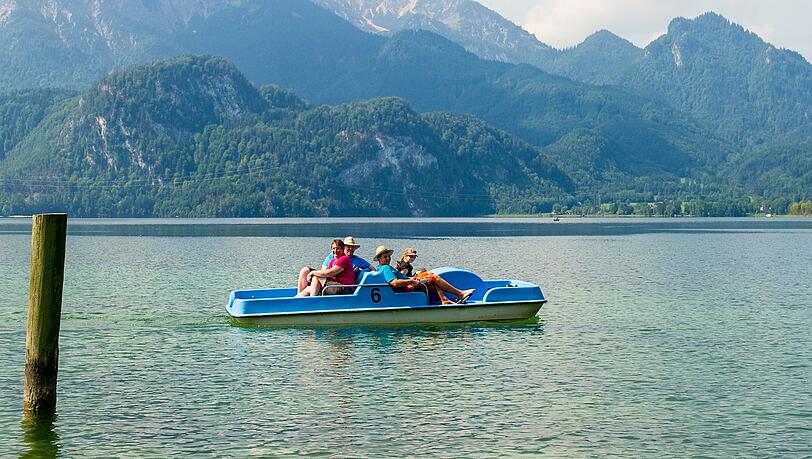 Die Kulisse mit Herzogstand und Heimgarten ist prächtig, das Wasser ist sauber, wenn auch meist ein wenig frisch: Der Weg zum Kochelsee lohnt sich. Die Kulisse mit Herzogstand und Heimgarten ist prächtig, das Wasser ist sauber, wenn auch meist ein wenig frisch: Der Weg zum Kochelsee lohnt sich.