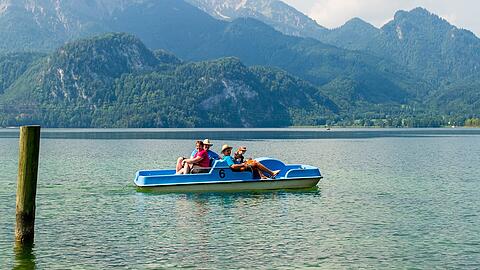 Die Kulisse mit Herzogstand und Heimgarten ist prächtig, das Wasser ist sauber, wenn auch meist ein wenig frisch: Der Weg zum Kochelsee lohnt sich.