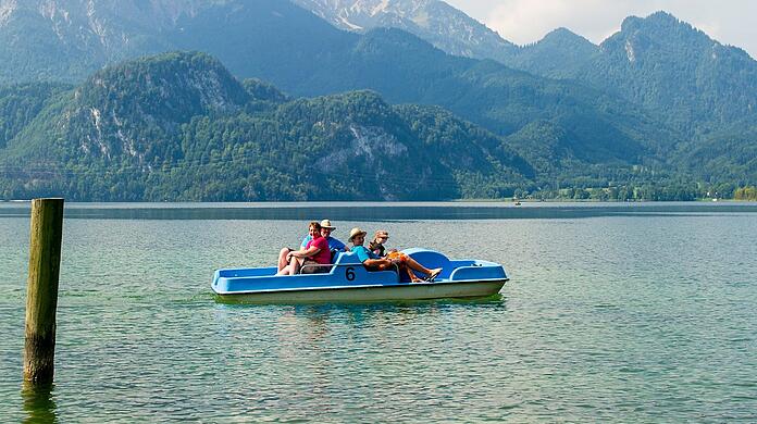 Die Kulisse mit Herzogstand und Heimgarten ist prächtig, das Wasser ist sauber, wenn auch meist ein wenig frisch: Der Weg zum Kochelsee lohnt sich.