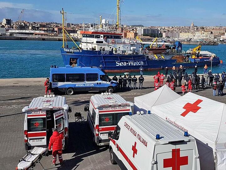 Nach langem Warten auf See: Das Rettungsschiff "Sea-Watch" bei der Ankunft im italienischen Catania.