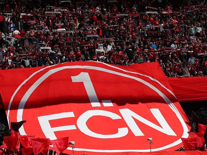 Das Logo des 1. FC Nürnberg im Fanblock. Foto: Daniel Karmann/Archiv