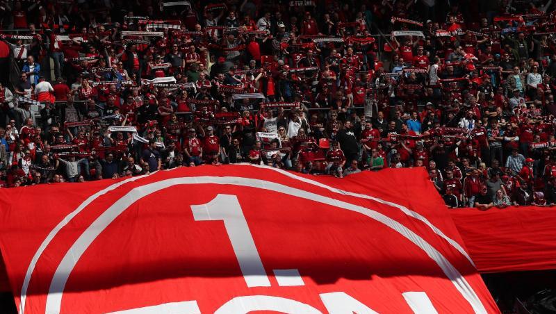 Das Logo des 1. FC Nürnberg im Fanblock. Foto: Daniel Karmann/Archiv