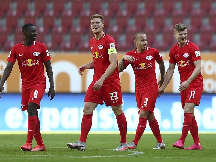 Die Spieler von RB Leipzig feiern den zweiten Treffer von Timo Werner (r) in Augsburg.