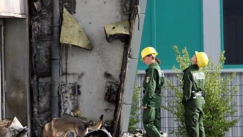 Spürhunde der Polizei vor einer abgebrannten Turnhalle in Potsdam. Ein Feuer hatte die geplante Flüchtlingsunterkunft zerstört.