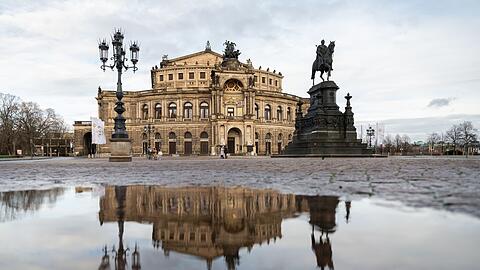 Die Semperoper und der Theaterplatz.