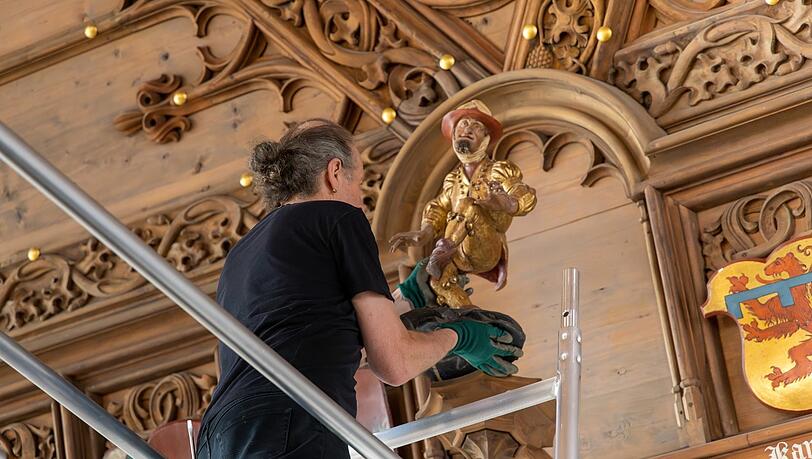 Demontage der Morisken aus dem Alten Rathaus. Demontage der Morisken aus dem Alten Rathaus.