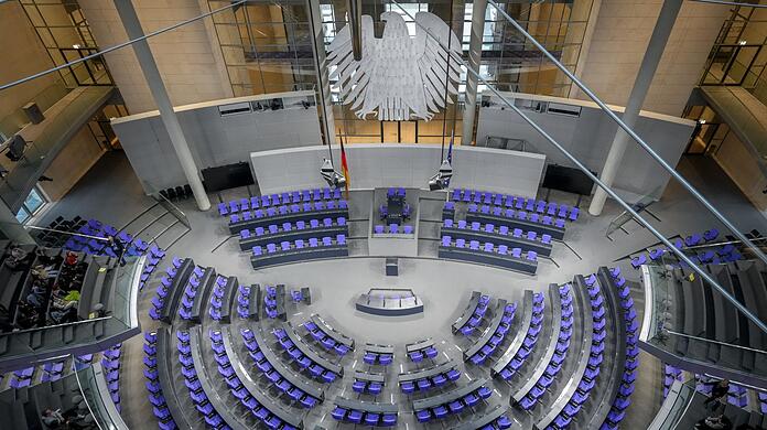 Im Plenum des Bundestages werden aufgrund der Wahlrechtsreform künftig nur noch 630 Abgeordnete sitzen. (Symbolbild)
