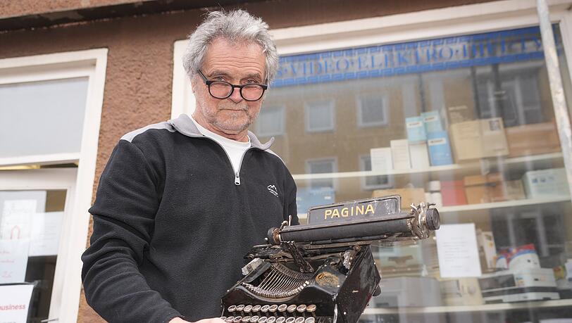 B&uuml;romaschinenmechanikermeister Josef Bajfus vor seiner Werkstatt in der L&uuml;neburger Stra&szlig;e.