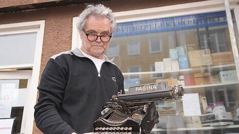 B&uuml;romaschinenmechanikermeister Josef Bajfus vor seiner Werkstatt in der L&uuml;neburger Stra&szlig;e.