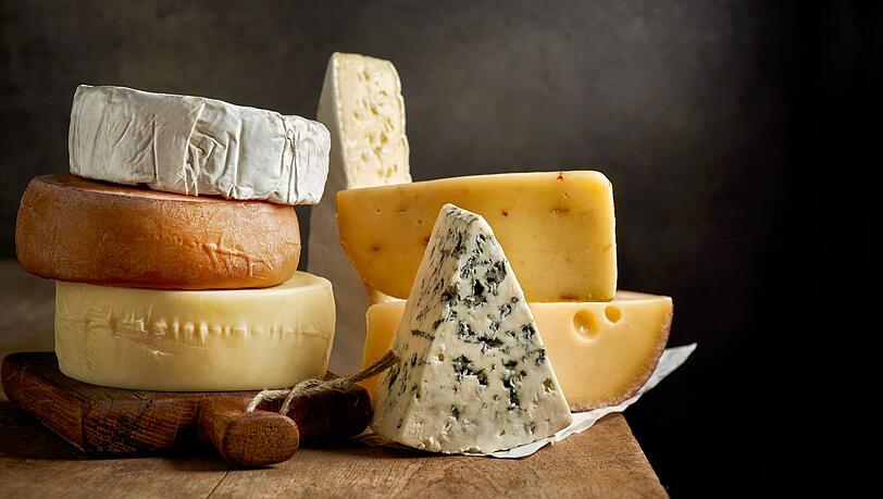 Vielen Menschen läuft beim Anblick von geschmolzenem Käse auf der Pizza, hauchdünnen Emmentaler-Scheiben mit Salz und Pfeffer oder einem einfachen Käsebrot mit einer Scheibe Gurke darauf das Wasser im Mund zusammen. Irgendwie ahnt man es zugleich, dass der würzige Genuss der Figur nicht gerade schmeichelt. Ist das wirklich so? Wie ungesund ist Käse? Vielen Menschen läuft beim Anblick von geschmolzenem Käse auf der Pizza, hauchdünnen Emmentaler-Scheiben mit Salz und Pfeffer oder einem einfachen Käsebrot mit einer Scheibe Gurke darauf das Wasser im Mund zusammen. Irgendwie ahnt man es zugleich, dass der würzige Genuss der Figur nicht gerade schmeichelt. Ist das wirklich so? Wie ungesund ist Käse?