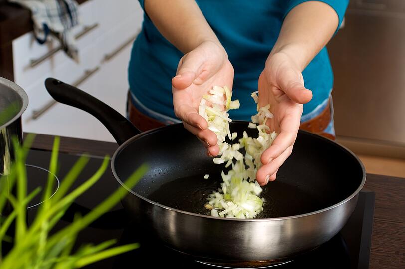 Dieses cremige One-Pot-Gericht mit Gnocchi überzeugt nicht nur auf TikTok, sondern auch zu Hause - besonders dank einer speziellen Zutat: Ein geschälter Camembert schmilzt im Topf zu einer sämigen Soße. Erhitzen Sie zuerst einen Esslöffel Olivenöl in einer großen Pfanne und dünsten Sie darin eine gewürfelte Zwiebel sowie zwei fein gehackte Knoblauchzehen glasig an. Dieses cremige One-Pot-Gericht mit Gnocchi überzeugt nicht nur auf TikTok, sondern auch zu Hause - besonders dank einer speziellen Zutat: Ein geschälter Camembert schmilzt im Topf zu einer sämigen Soße. Erhitzen Sie zuerst einen Esslöffel Olivenöl in einer großen Pfanne und dünsten Sie darin eine gewürfelte Zwiebel sowie zwei fein gehackte Knoblauchzehen glasig an.