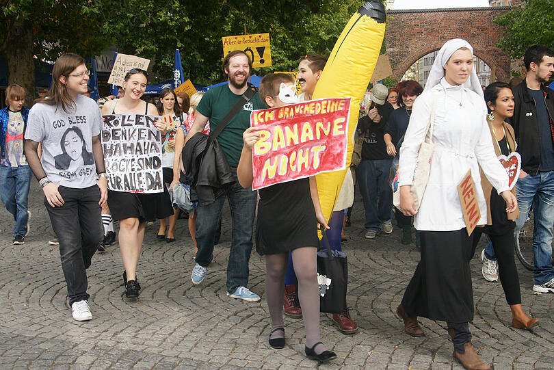 Beim Slutwalk in München haben heute rund 200 Menschen unter dem Motto "Nein heißt Nein" gegen Diskriminierung und Sexismus demonstriert. Sie stellen sich damit gegen sexualisierte Gewalt sowie gegen Vergewaltigungsmythen und -verharmlosungen.