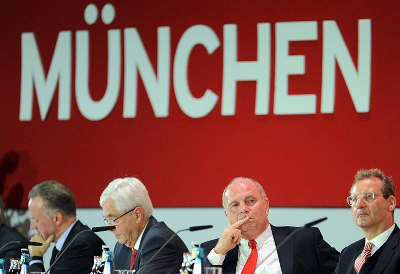 Das Podium mit den Bayern-Bossen.