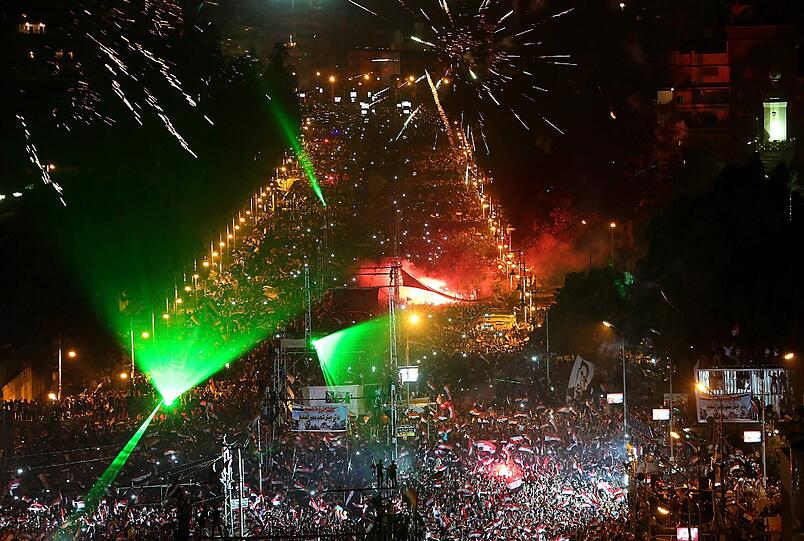 Ausnahmezustand am auf dem Tahrir-Platz in Kairo. Millionen Menschen feiern die Absetzung von Mohammed Mursi durch das ägyptische Militär.