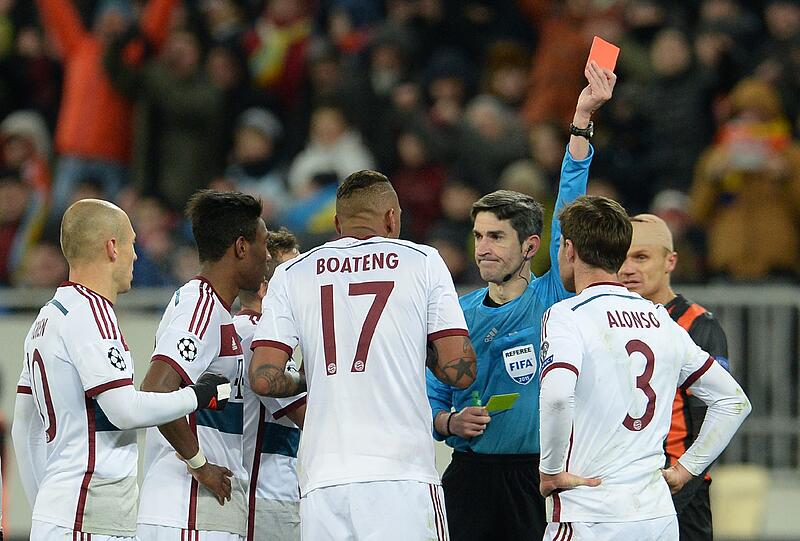 In der 65. Minute war das Hinspiel im Achtelfinale der Champions League bei Schachtjor für Xabi Alonso (r.) beendet. Referee Alberto Undiano Mallenco zeigte ihm Gelb-rot.