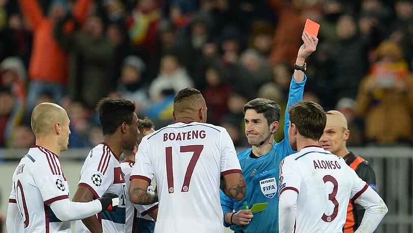 In der 65. Minute war das Hinspiel im Achtelfinale der Champions League bei Schachtjor für Xabi Alonso (r.) beendet. Referee Alberto Undiano Mallenco zeigte ihm Gelb-rot. In der 65. Minute war das Hinspiel im Achtelfinale der Champions League bei Schachtjor für Xabi Alonso (r.) beendet. Referee Alberto Undiano Mallenco zeigte ihm Gelb-rot.