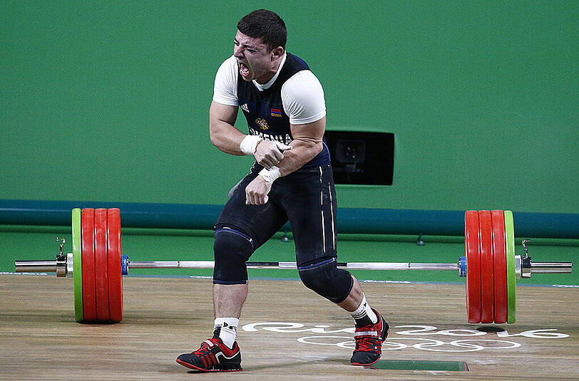 Wieder schlimme Bilder aus Rio: Gewichtheber Andranik Karapetyan kugelt sich den Ellenbogen aus.