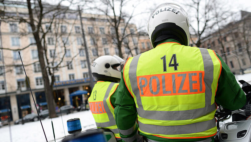 Alljährlich im Februar das gleiche Bild: Polizisten stehen vor dem Bayerischen Hof. Hier findet traditionell die Münchner Sicherheitskonferenz statt. Alljährlich im Februar das gleiche Bild: Polizisten stehen vor dem Bayerischen Hof. Hier findet traditionell die Münchner Sicherheitskonferenz statt.
