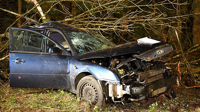 Der Fahrer musste aus dem Fahrzeugwrack geborgen werden - der Beifahrer überlebte den Unfall nicht.