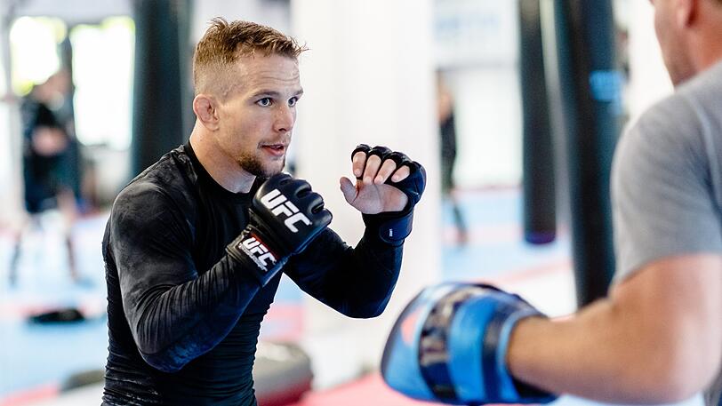 Mixed Martial Arts (MMC) Kämpfer Nick Hein trainiert mit einem Sparringspartner.