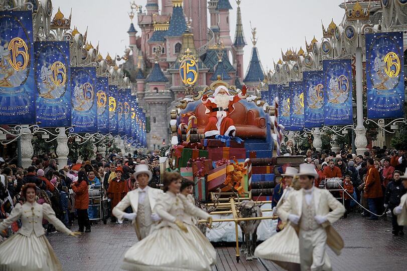 Der Weihnachtsmann ist einer der Stars bei der Winterparade im Disneyland Paris.