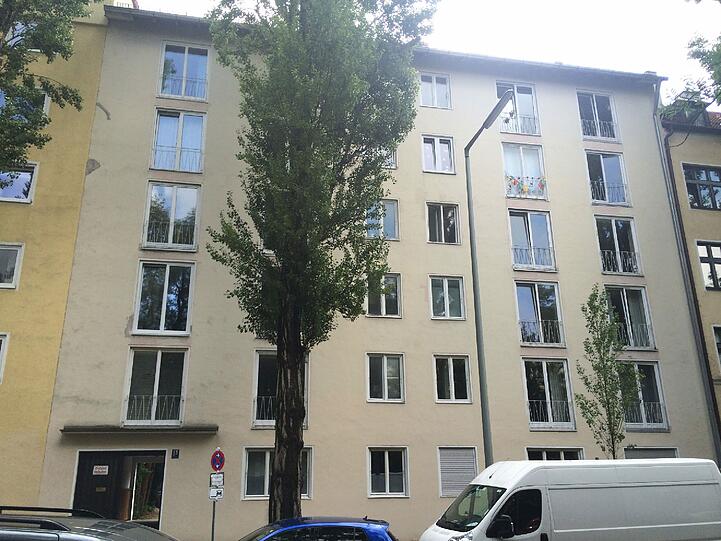 Mord in der Au in München: In der Dollmannstraße 13 ist ein 91-jährige Frau umgebracht worden. Der Pflegedienst fand die Leiche der Frau in der Wohnung vor. Die Bilder.