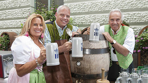 Silja Schrank-Steinberg und Friedrich Steinberg mit Vater Günter vor dem Hofbräukeller am Wiener Platz.