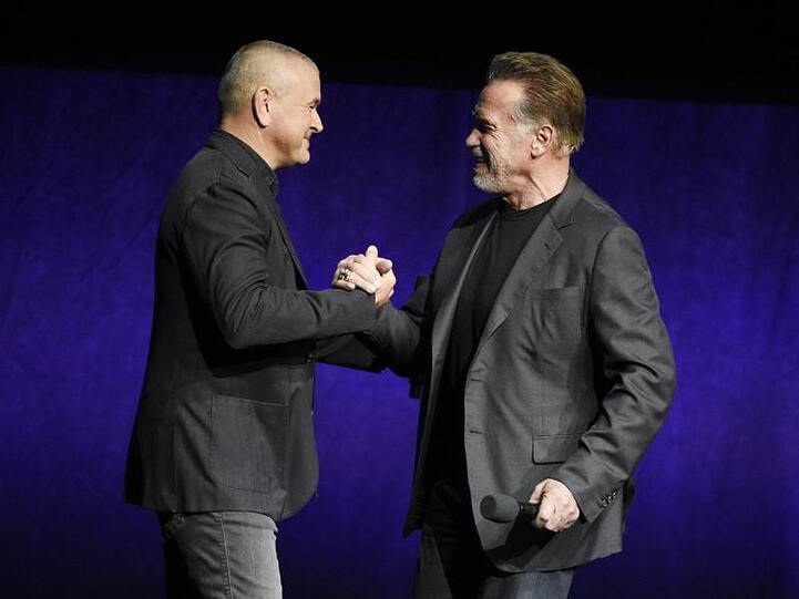 Regisseur Tim Miller (l) und Arnold Schwarzenegger auf der CinemaCon.