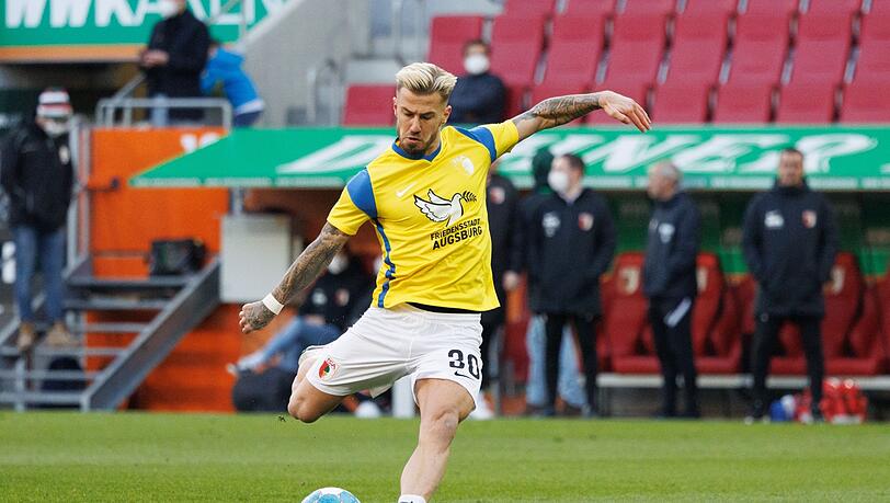 Niklas Dorsch spielt den Ball.