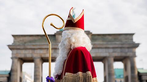 Der niederländische Sinterklaas reist traditionell mit dem Dampfschiff an. (Archivbild)