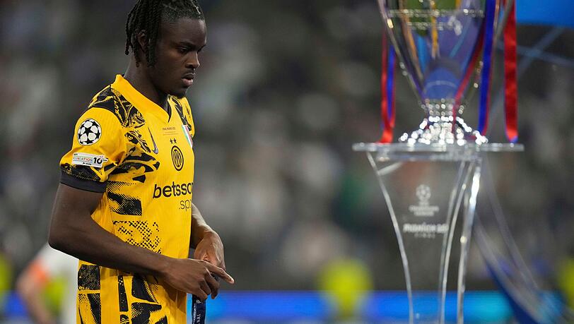 Kein Pokal und verletzt: Ein gebrauchter Tag für Yann Aurel Bisseck.