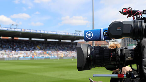 Eine TV-Kamera am Spielfeldrand des Gr&uuml;nwalder Stadions. Bekommt es der TSV 1860 kommende Saison mit dem VAR zu tun &ndash; unabh&auml;ngig von der Liga?