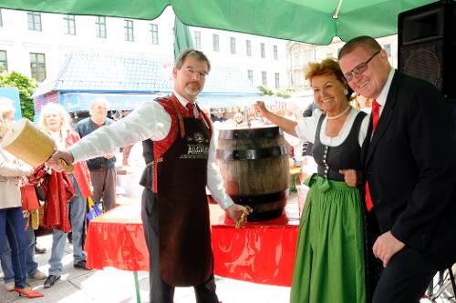 SPD-Fraktionschef Alexander Reissl beim Fassl anschlagen.