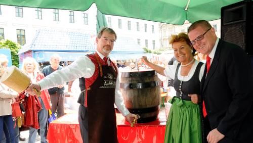 SPD-Fraktionschef Alexander Reissl beim Fassl anschlagen.