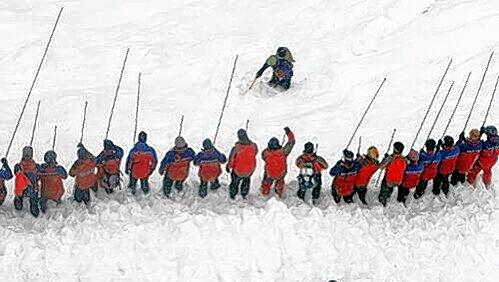 Helfer der Bergwacht durchsuchen auf dem Hochgrat bei Oberstaufen (Schwaben) ein Lawinenfeld nach eventuellen Verschütteten. Helfer der Bergwacht durchsuchen auf dem Hochgrat bei Oberstaufen (Schwaben) ein Lawinenfeld nach eventuellen Verschütteten.