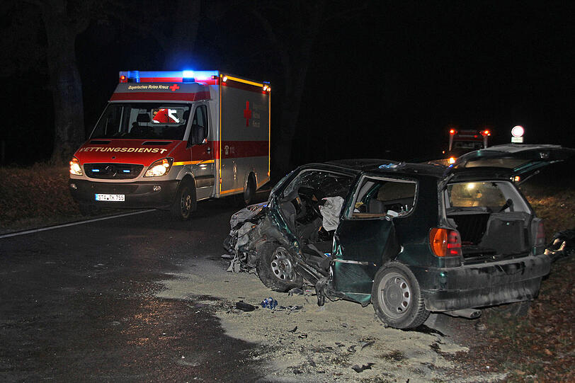 Warum ein VW Golf und ein Ford auf der Staatsstraße 2068 bei Mailing zusammenstießen, ist bisher unbekannt. Fünf Personen wurden bei dem Unfall verletzt, eine Frau, die 25-jährige Fahrerin des VW Golf, schwer.