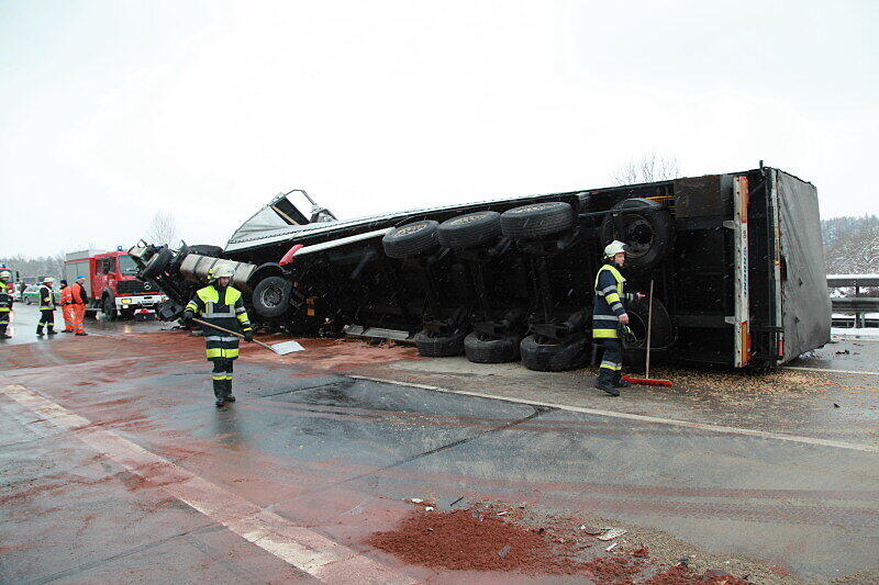 Schwerer Lkw-Unfall auf der A 8 in Richtung Salzburg: Die Bilder