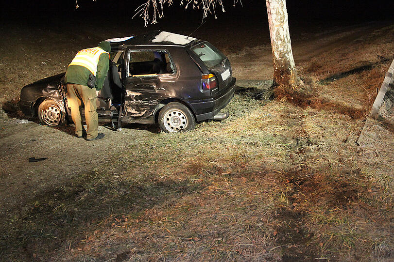Glatteis auf der B12 (Nähe Ecksberger Berg): Ein junger Mann schlittert aus einer langezogenen Rechtskurve und prallt gegen einen Baum. Mit schwerem Gerät befreit die Feuerwehr den eingeklemmten Fahrer. Die Bilder vom Unfall.