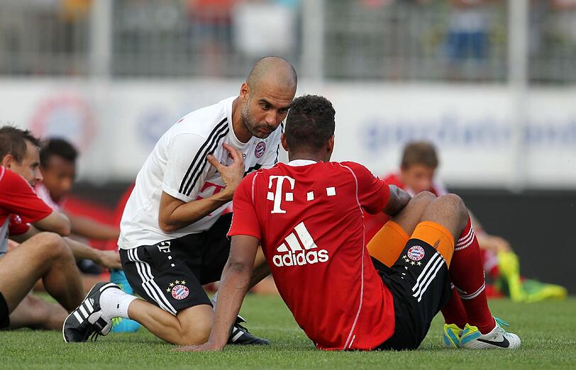 Trainer Pep Guardiola auf Tuchfühlung mit seinen Spielern. Am Montagabend, nach einer erfolgreichen Trainingseinheit, rief er seinen Spielern "Ich liebe euch" zu.