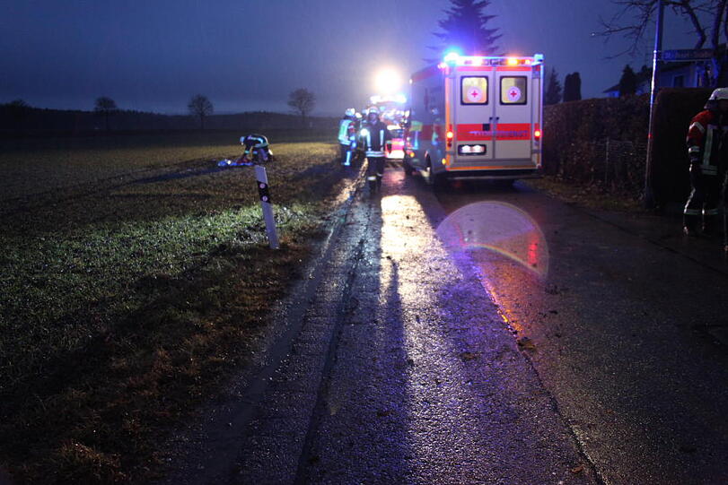 In Forstinning wurde eine Frau angefahren und schwer verletzt - Bilder von der Unfallstelle