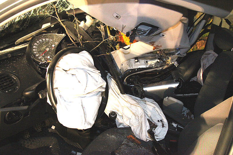 Betrunken und ohne Führerschein ist ein 17-Jähriger nach der Disco gegen einen Baum gerast. Die Bilder vom Unfallort.