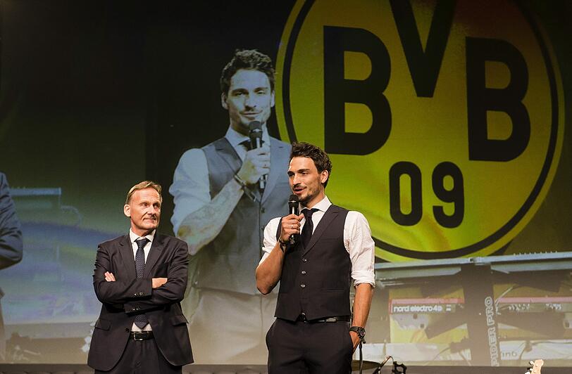 BVB-Geschäftsführer Hans-Joachim Watzke verabschiedet Mats Hummels (rechts).