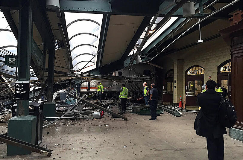 Der Bahnhof von Hoboken wurde bei dem Zugunglück großflächig zerstört. Die Bilder vom Unfallort.