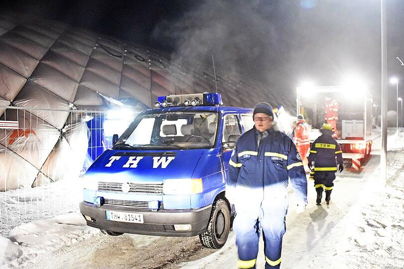 Die Traglufthalle steht auf freiem Feld ungeschützt vor dem Frost.