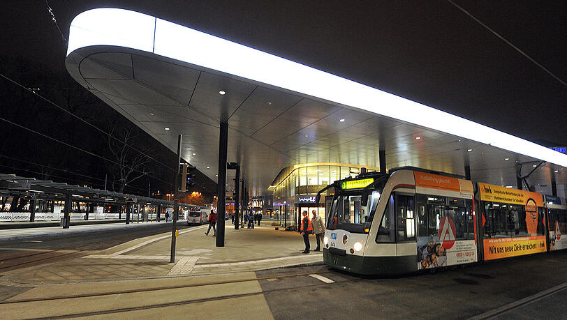 Soll ab 2019 kostenlos nutzbar sein: Der öffentliche Nahverkehr rund um den Augsburger Königsplatz. Soll ab 2019 kostenlos nutzbar sein: Der öffentliche Nahverkehr rund um den Augsburger Königsplatz.