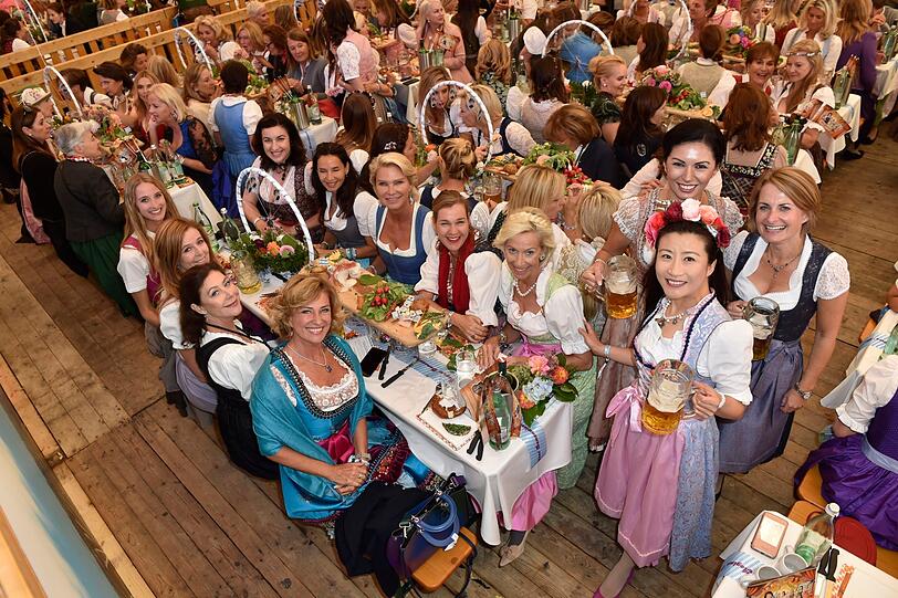 Blick ins Schützenfestzelt.