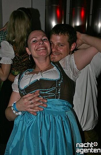 Fünf Tage vor dem Wiesn-Anstrich richten sich die Münchner schon mal die Trachten zurecht und feiern ausgelassen in den Clubs -  Die Bilder!