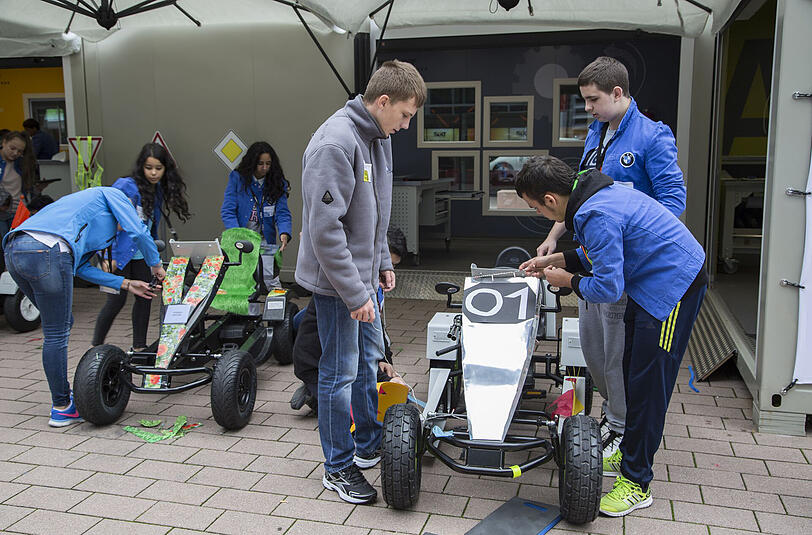 Die Schulklassen bauen in kleinen Teams ihr eigenes Gokart.